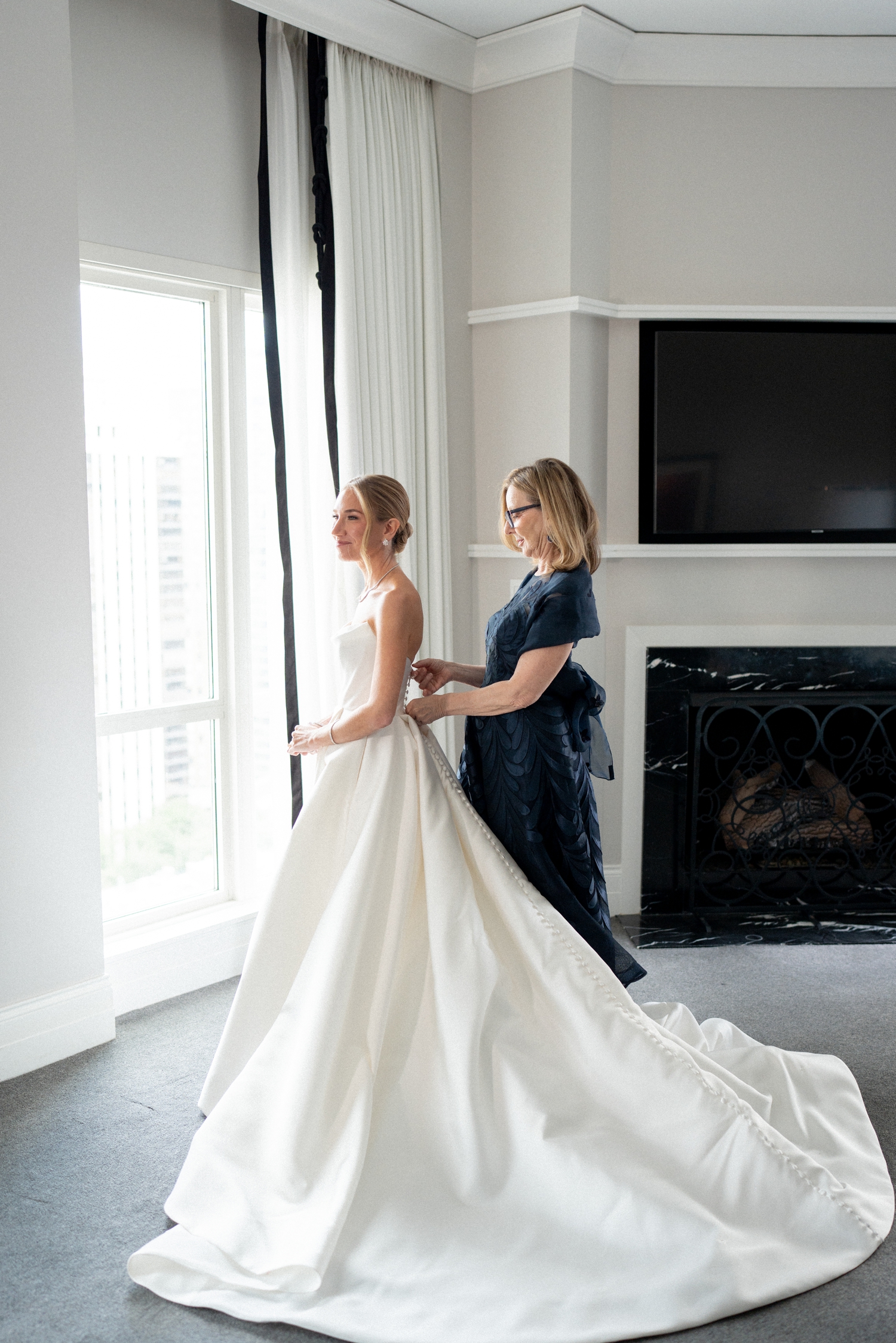 Dress zipping at the chicago history museum wedding venue​

